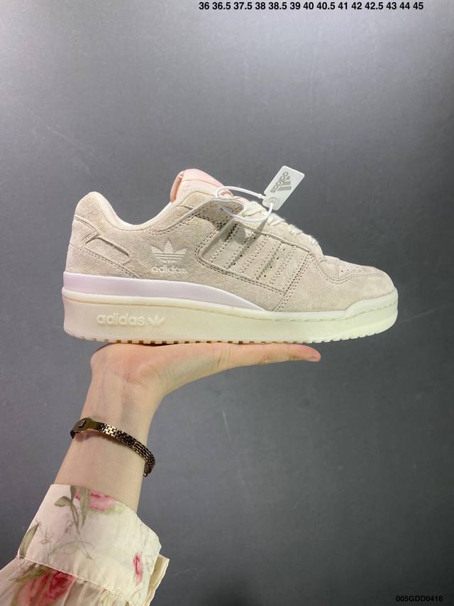 公司级adidas Originals Forum Low Cl 粉色 此款以简约大方的造型设计，给人以随性休闲的时尚格调，穿着舒适轻便，运动灵活自如，满足日常