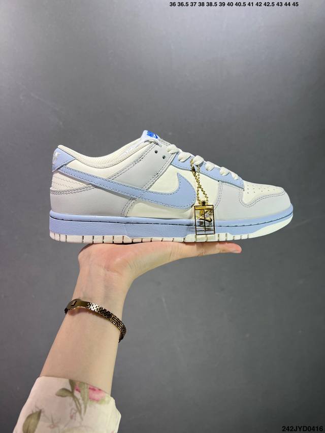 公司级nike Dunk Sb Low 定制配色 Dunk Sb顾名思义，具有经典的dunk血缘，又注入了更多的时尚元素。相较于普通的dunk滑板鞋，改良版的d