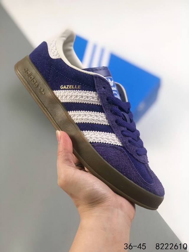 真标带半码！ 阿迪达斯adidas Gazelle Indoor 翻毛皮 三叶草复古防滑耐磨低帮板鞋 鞋款采用柔软的皮革和耐用的皮革衬里融合在橡胶外底上！ 尺码