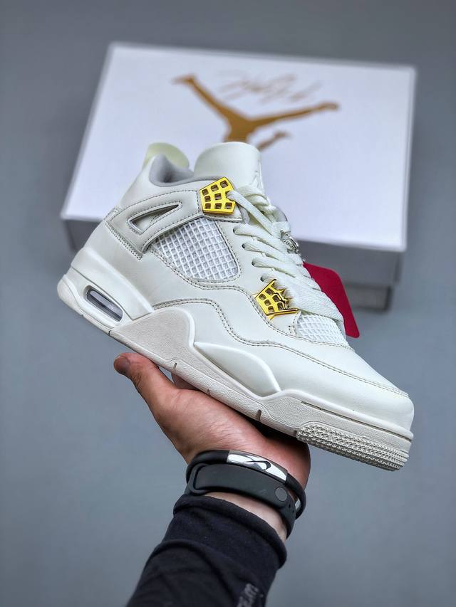 Nike Wmns Air Jordan 4 Og’‘Sail Metallic Gold“ 盐白金近日，一款新aj4迎来官图发布及发售定档，那就是air Jo