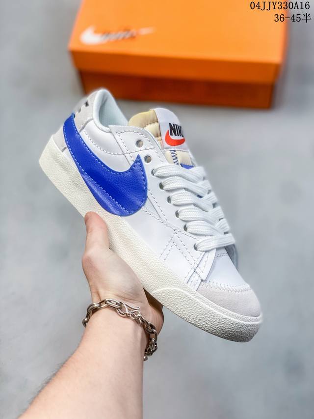 Nike Blazer Low ‘77 Jumbo 开拓者焕新升级经典 Blazer 鞋款，大号 Swoosh 突出新时代更加张扬的潮流感，对经典的又一次改良升