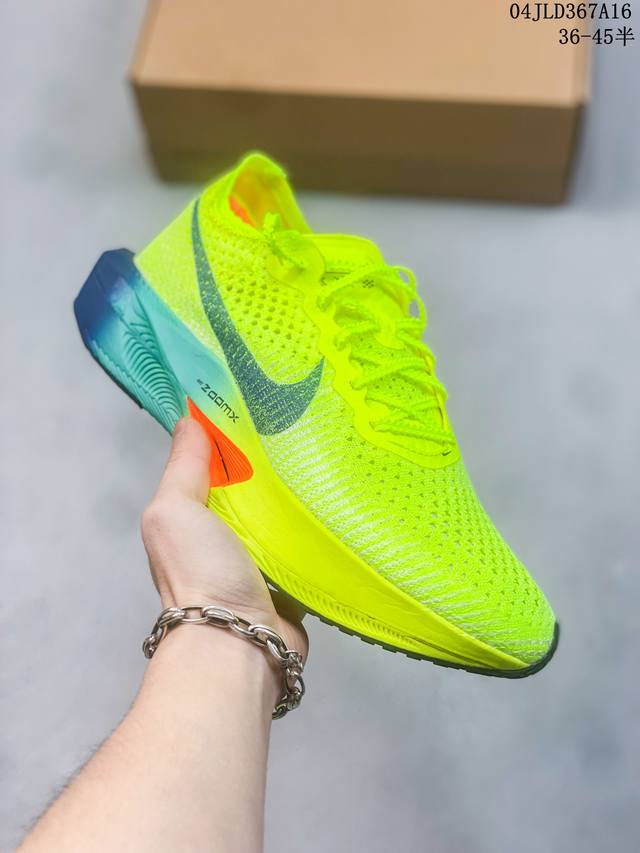 2023年zoomx Vaporfly Next% 3马拉松系列泡棉超轻缓震运动慢跑鞋整体采用前作的设计语言，并且对后者的细节进行升级，整体设计大概包括三点：N