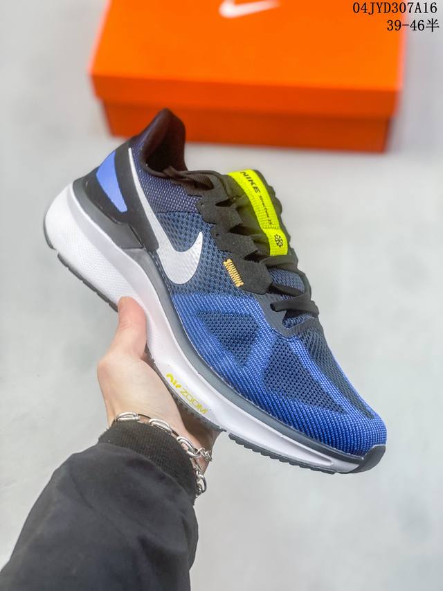 公司级nike Air Zoom Structure 25 轻量跑鞋。鞋面采用透气工程网眼材质制作。鞋身整体轻盈舒适透气,鞋子颜色以白灰色为主色调！耐克logo