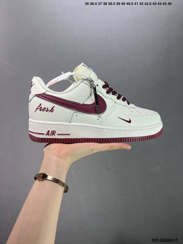 真标nike Air Force 1‘07 Low 深灰白 空军一号低帮休闲板鞋 采用灰色swoosh小标和明线点缀为奶白配色增添点睛细节 鞋底淡粉色底质感十足