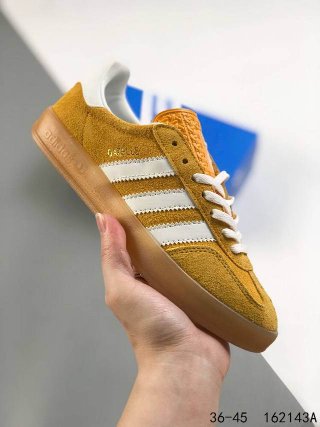 真标带半码！ 阿迪达斯adidas Gazelle Indoor 翻毛皮 三叶草复古防滑耐磨低帮板鞋 鞋款采用柔软的皮革和耐用的皮革衬里融合在橡胶外底上！ 尺码