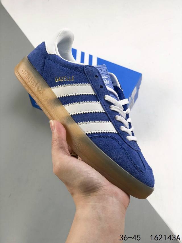 真标带半码！ 阿迪达斯adidas Gazelle Indoor 翻毛皮 三叶草复古防滑耐磨低帮板鞋 鞋款采用柔软的皮革和耐用的皮革衬里融合在橡胶外底上！ 尺码