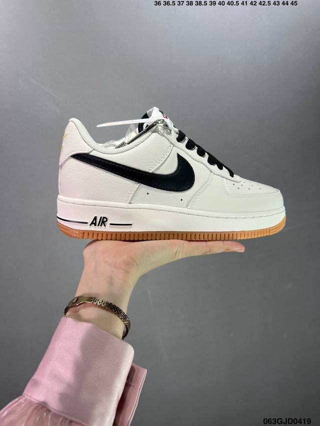 公司级耐克nike Air Force 1 Low 空军一号低帮百搭休闲运动板鞋。柔软、弹性十足的缓震性能和出色的中底设计，横跨复古与现代的外型结合，造就出风靡