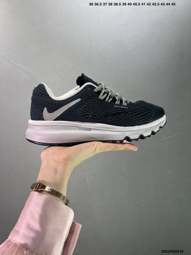 Stussy X Nk Air Max 2013 ”Fossil“ 斯图西联名气垫跑鞋 沙漠色 整体依旧以stussy标志性的麻布编织材质覆盖，整体以米白色呈现