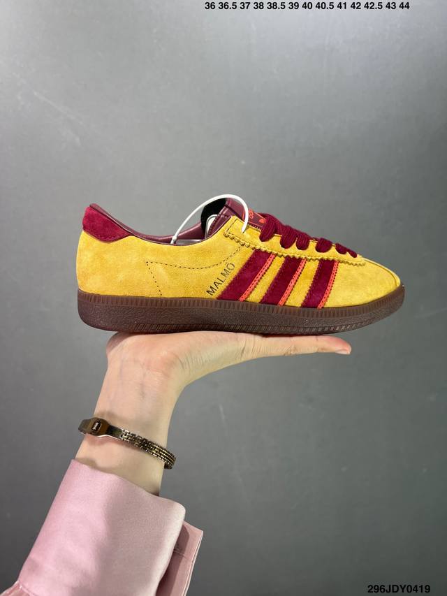 阿迪达斯 Adidas Malmo 马尔摩三叶草低帮板鞋 City Series系列鞋款,以看台风新鲜演绎。这款adidas Malmo Net Spzl经典鞋