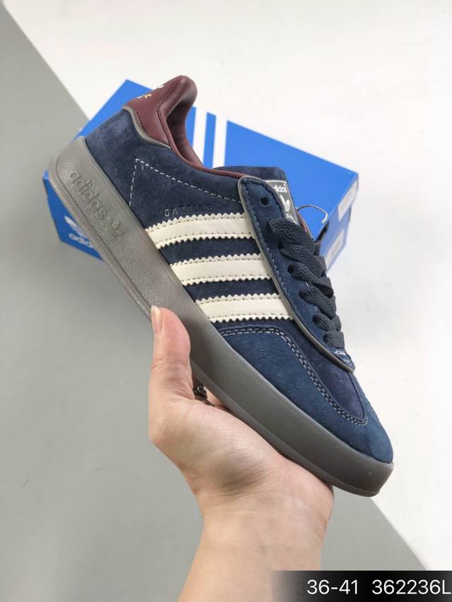 真标带半码！ 阿迪达斯adidas Gazelle Indoor 翻毛皮 三叶草复古防滑耐磨低帮板鞋 鞋款采用柔软的皮革和耐用的皮革衬里融合在橡胶外底上！ 尺码