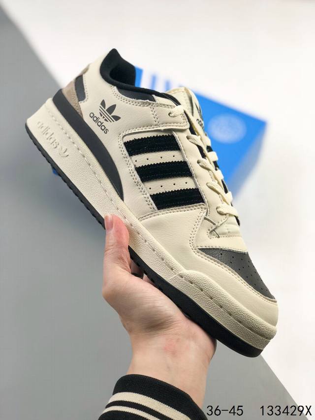 公司级真标带半码！ 阿迪达斯adidas Forum 84 Low 低帮百搭潮流休闲运动板鞋。以复古篮球鞋的外形为基础，采用皮革拼接，简约百搭，更加贴合舒适。中