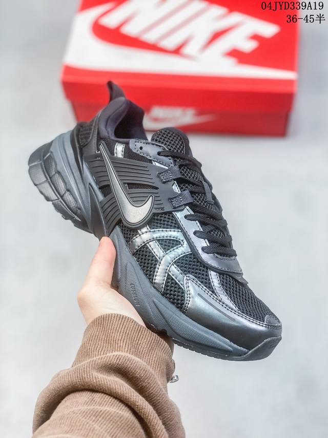 Nike V2K Run跑步鞋复古风潮 网面透气运动鞋 灰银紧致的鞋面材质提供良好的包裹性鞋侧 Swoosh以及鞋头部分搭配增添不少亮点的镀铬细节鞋垫上印有bi