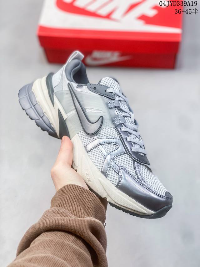 Nike V2K Run跑步鞋复古风潮 网面透气运动鞋 灰银紧致的鞋面材质提供良好的包裹性鞋侧 Swoosh以及鞋头部分搭配增添不少亮点的镀铬细节鞋垫上印有bi