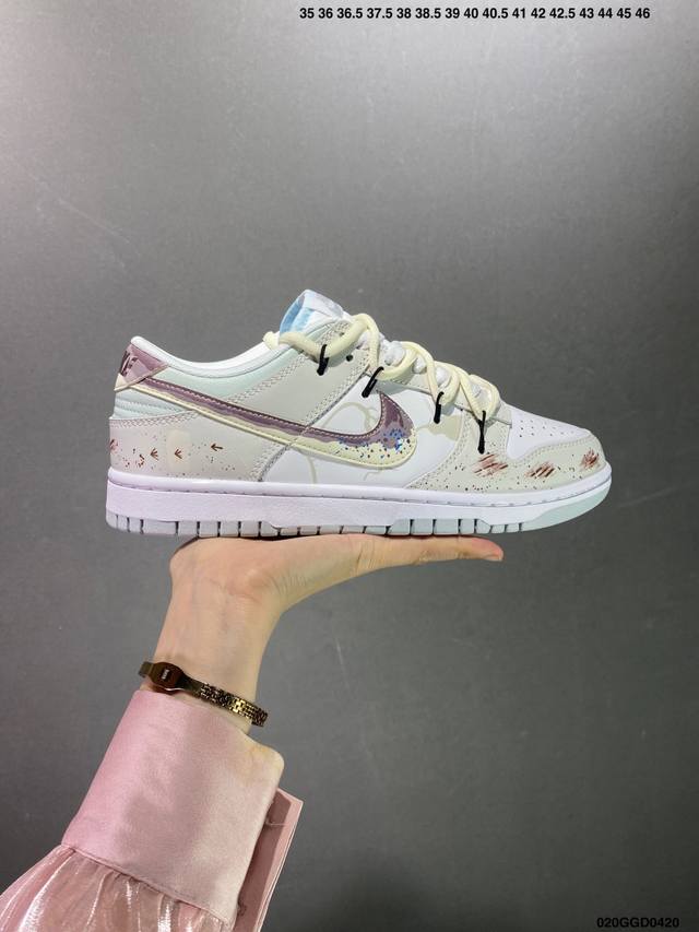 公司级nike Dunk Low 宫廷龙井茶 米绿 此款定制球鞋通过手绘喷绘等工艺，灵感来源于茶艺，将龙井茶元素融入鞋中，解构鞋带增加细节，低饱和配色独特易搭，