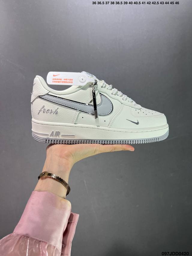 真标nike Air Force 1‘07 Low 空军一号低帮休闲板鞋 采用灰色swoosh小标和明线点缀为奶白配色增添点睛细节 鞋底淡粉色底质感十足 辅以