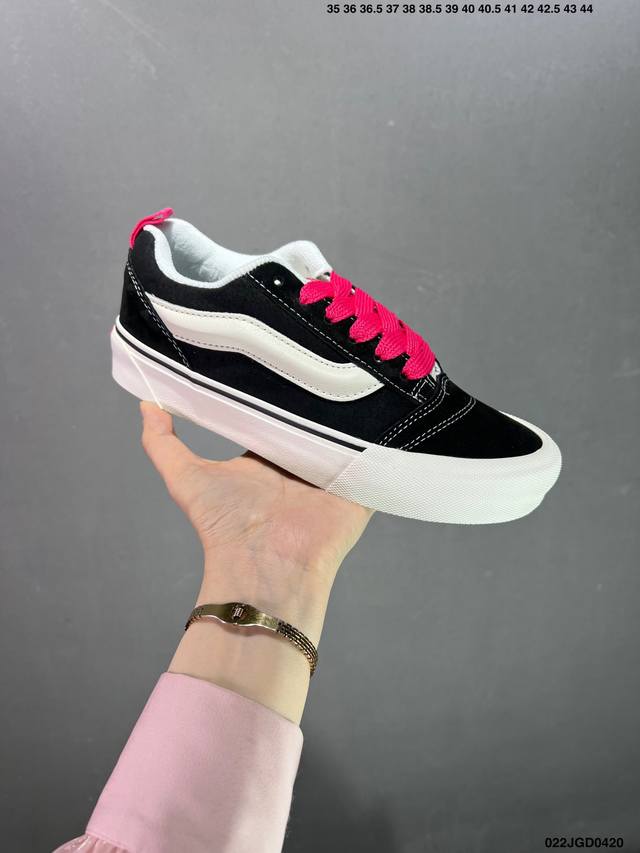 Vans Classics Knu Skool 苏格兰格纹拼接 厚鞋舌面包鞋 Vans联名超火的土豆鞋，复古经典，鞋头放大、包边上移加厚、鞋舌加厚。Vans C