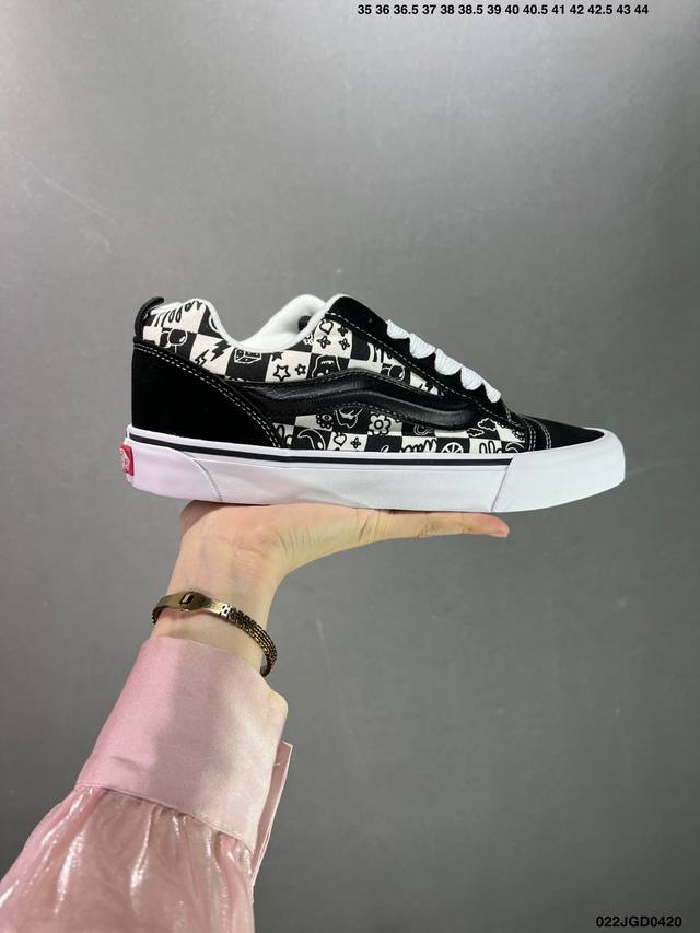 Vans Classics Knu Skool 苏格兰格纹拼接 厚鞋舌面包鞋 Vans联名超火的土豆鞋，复古经典，鞋头放大、包边上移加厚、鞋舌加厚。Vans C