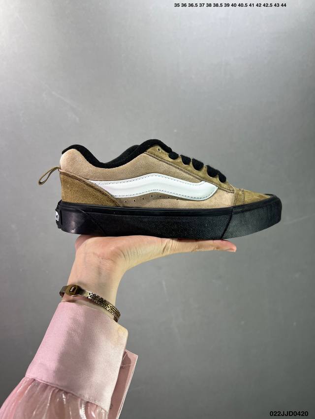 Vans Classics Knu Skool 苏格兰格纹拼接 厚鞋舌面包鞋 Vans联名超火的土豆鞋，复古经典，鞋头放大、包边上移加厚、鞋舌加厚。Vans C