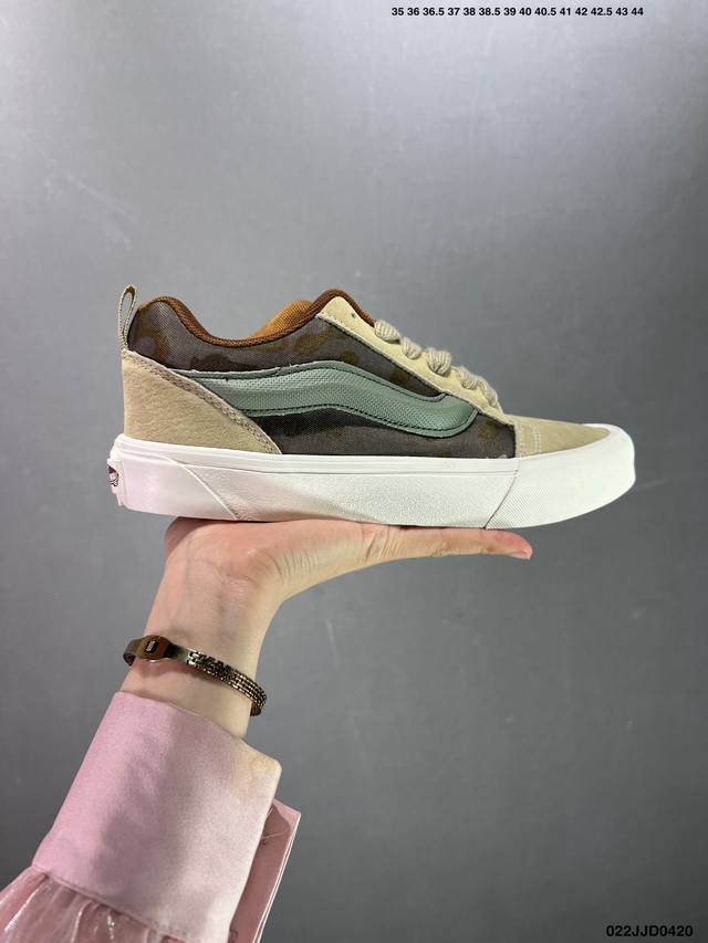 Vans Classics Knu Skool 苏格兰格纹拼接 厚鞋舌面包鞋 Vans联名超火的土豆鞋，复古经典，鞋头放大、包边上移加厚、鞋舌加厚。Vans C