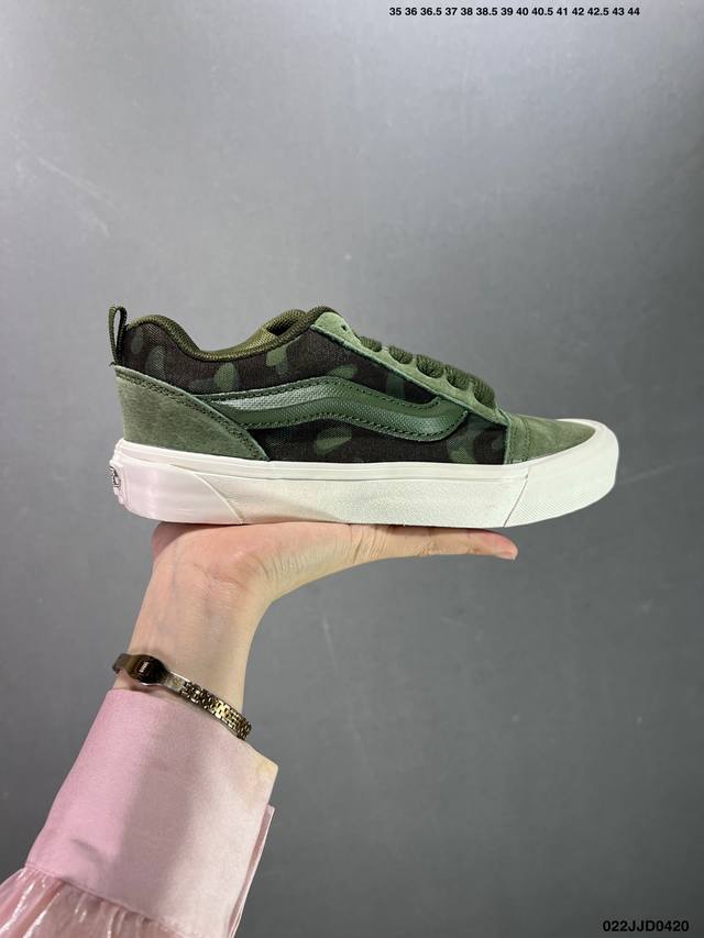 Vans Classics Knu Skool 苏格兰格纹拼接 厚鞋舌面包鞋 Vans联名超火的土豆鞋，复古经典，鞋头放大、包边上移加厚、鞋舌加厚。Vans C