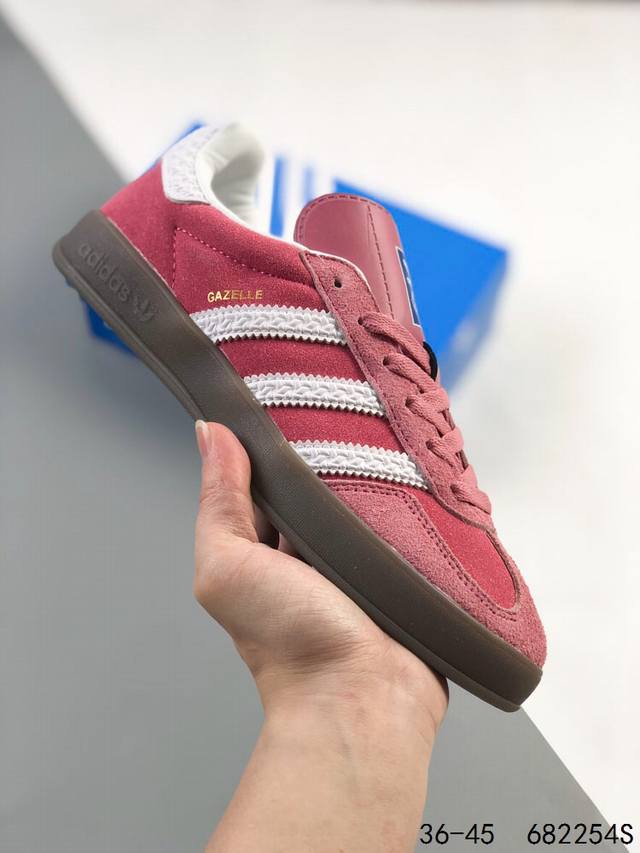 真标带半码！ 阿迪达斯adidas Gazelle Indoor 翻毛皮 三叶草复古防滑耐磨低帮板鞋 鞋款采用柔软的皮革和耐用的皮革衬里融合在橡胶外底上！ 尺码