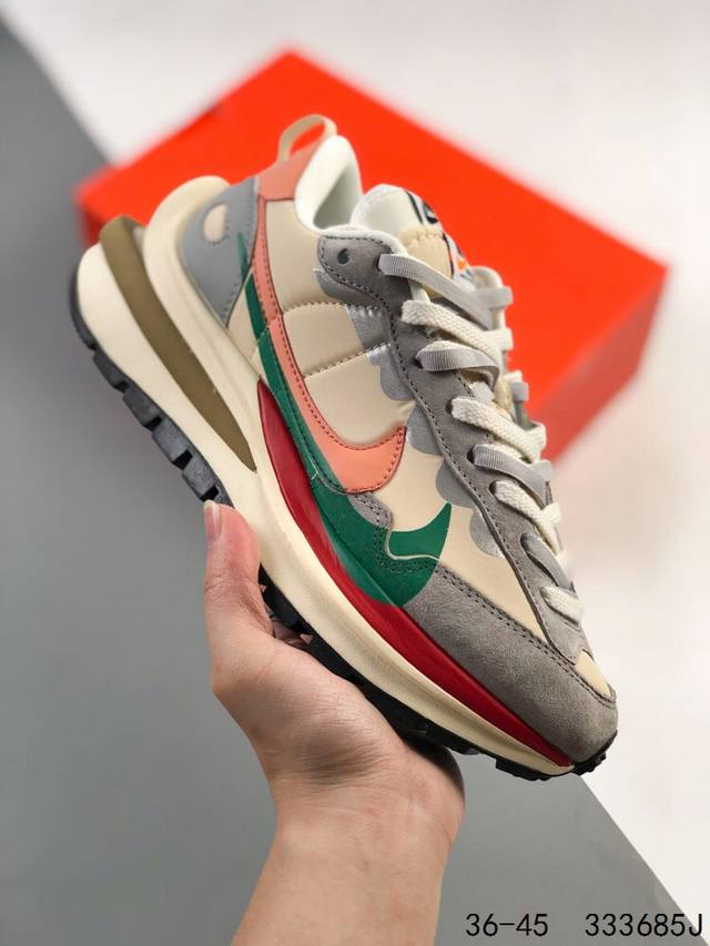 公司级真标带半码！ 耐克 Sacai X Nike Regasus Vaporrly S 华夫三代3.0走秀 ，鞋身材质由翻毛皮和透气网纱共同打造。熟悉的解构手