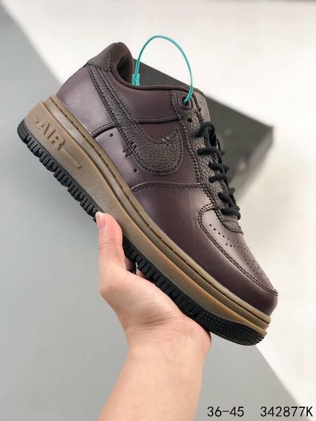 真标带半码！ 耐克nike Air Force 1 Low 空军一号 低帮百搭休闲运动板鞋 柔软、弹性十足的缓震性能和出色的中底设计，横跨复古与现代的外型结合，