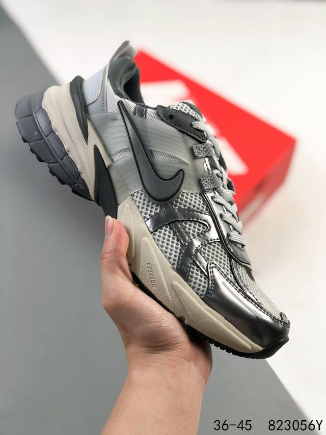 真标带半码！ 耐克 Nike V2K Run跑步鞋 复古风潮 网面透气运动鞋 紧致的鞋面材质提供良好的包裹性 鞋侧 Swoosh以及鞋头部分搭配增添不少亮点的镀