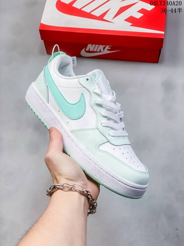 耐克 Nike 男女子运动鞋 Court Borough Low 小空军低帮板鞋。1.其皮革材质的鞋面结合网眼鞋舌，在出众外观与质感的同时提供稳固支撑，并且提升