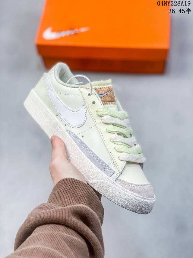 真标nike Blazer Low '77 Jumbo 百搭单品 全新焕新升级经典 Blazer 鞋款，大号 Swoosh 突出新时代更加张扬的潮流感，对经典的