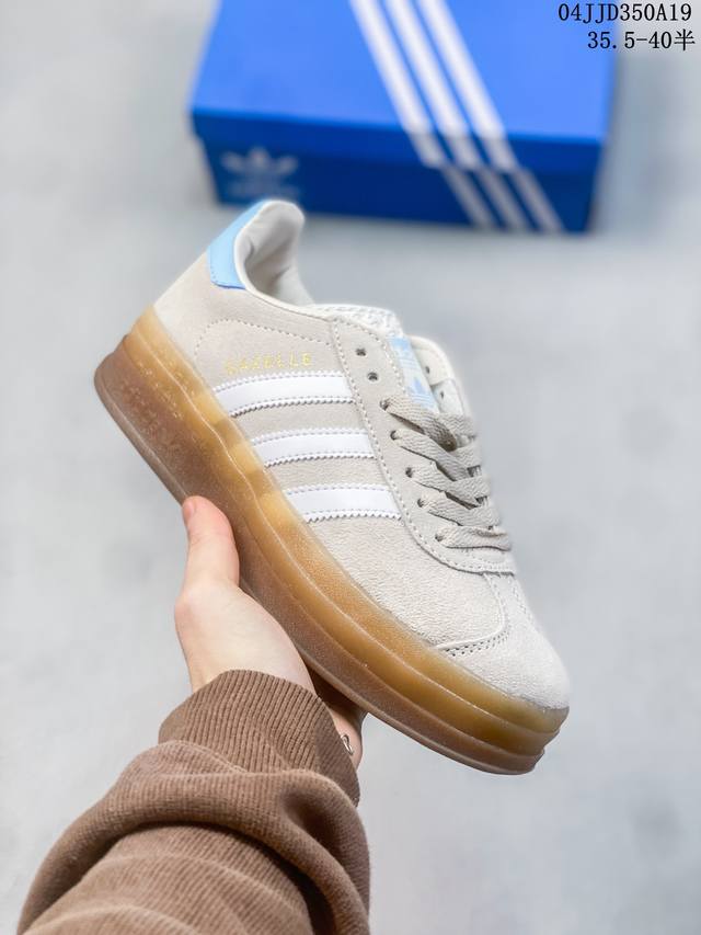 头层公司级 阿迪达斯 Adidas Handball Spezial 三叶草学院风复古休闲板鞋 德训鞋 橡胶底柔软皮革经典运动鞋男女士板鞋。圆头、缝合拼接设计、