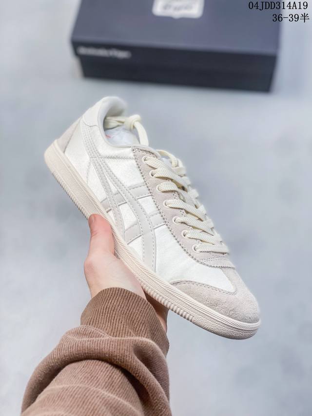 亚瑟士asics Onitsuka Tiger Tokuten 鬼冢虎 德训低帮休闲板鞋 货号：D3B2L 1105 鞋款灵感来源于80年代的室内用鞋 T-To