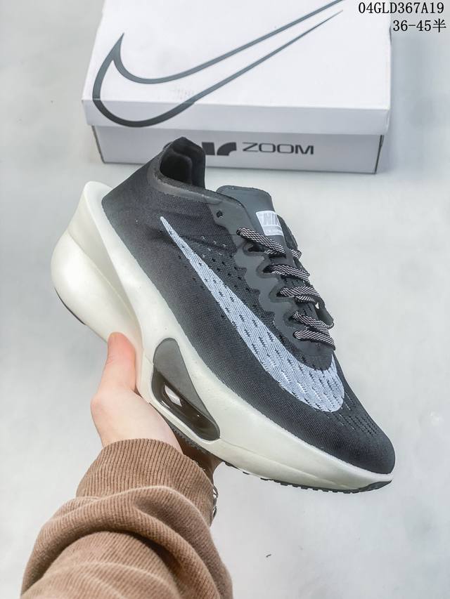 Nike Vaporfly Next% 3 整体采用前作的设计语言，并且对后者的细节进行升级，整体设计大概包括三点：Nike Air Zoom Alphafly