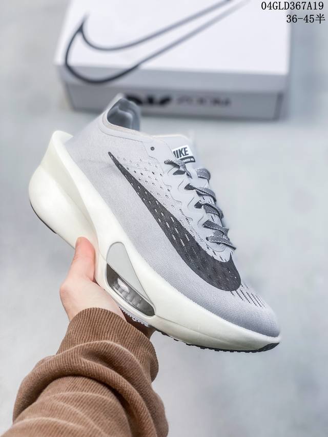 Nike Vaporfly Next% 3 整体采用前作的设计语言，并且对后者的细节进行升级，整体设计大概包括三点：Nike Air Zoom Alphafly