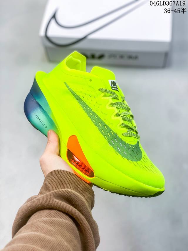 Nike Vaporfly Next% 3 整体采用前作的设计语言，并且对后者的细节进行升级，整体设计大概包括三点：Nike Air Zoom Alphafly