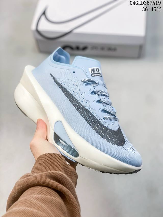 Nike Vaporfly Next% 3 整体采用前作的设计语言，并且对后者的细节进行升级，整体设计大概包括三点：Nike Air Zoom Alphafly