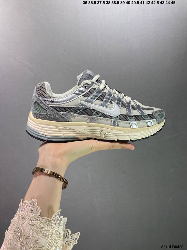 公司级耐克nike P-6000 女子跑鞋内外侧都用了红色的钩子，采用透气材料，搭配匠心覆面，再现千禧年代的跑鞋风格，塑就大气外观。鞋款秉承 Nike Pega