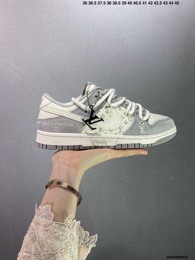 公司级nike Dunk Sb Low 定制配色 Dunk Sb顾名思义，具有经典的dunk血缘，又注入了更多的时尚元素。相较于普通的dunk滑板鞋，改良版的d