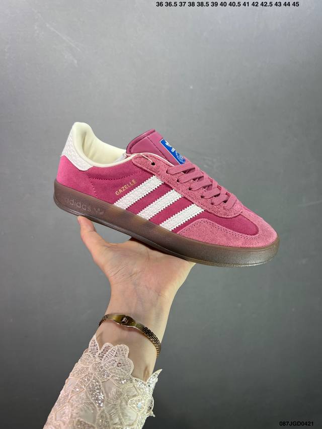 阿迪达斯adidas Originals Gazelle Indoor 三叶草复古防滑耐磨低帮板鞋 Hq8717 鞋款采用柔软的绒面革和耐用的皮革衬里融合在橡胶