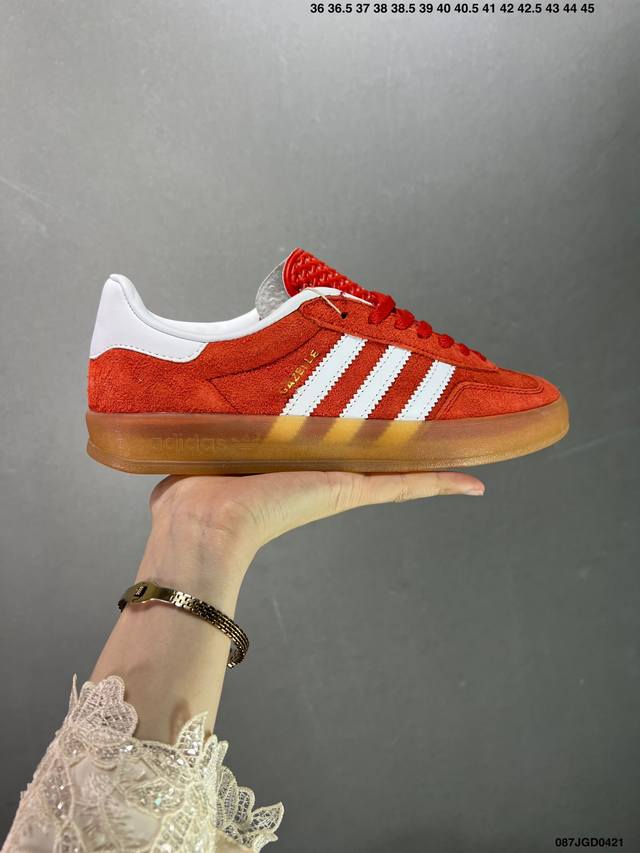 阿迪达斯adidas Originals Gazelle Indoor 三叶草复古防滑耐磨低帮板鞋 Hq8717 鞋款采用柔软的绒面革和耐用的皮革衬里融合在橡胶