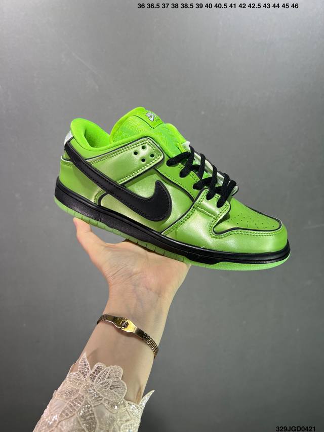 The Powerpuff Girls X Nk Sb Dunk Low 飞天小女警联名 绿色毛毛 Fz8319-300 鞋身以主人公标志性的颜色为灵感设计 整