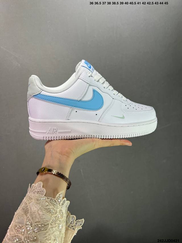 耐克nike Air Force 1 Low 空军一号低帮百搭休闲运动板鞋。柔软、弹性十足的缓震性能和出色的中底设计，横跨复古与现代的外型结合，造就出风靡全球三