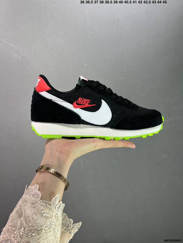 耐克nike Wmns Daybreak S Hjog破晓系列华夫复古休闲运动慢跑鞋。原楦原纸版开发数据#采用反绒毛皮拼接牛津布面材质#货号：Cz0614-30