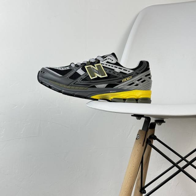 Nb 新百伦 New Balance 1906系列复古老爹风休闲运动慢跑鞋 采用轻质牛剖革拼接透气网眼衬垫织物鞋面材质 T-Beam大底提供足步弓支撑，保持步态