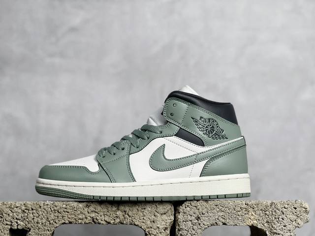 外贸版air Jordan 1 Mid “Jade Smoke”白绿 鞋款以经典 Air Jordan 1 中帮设计，采用帆白和烟灰玉色色调组合，白色鞋身，辅以