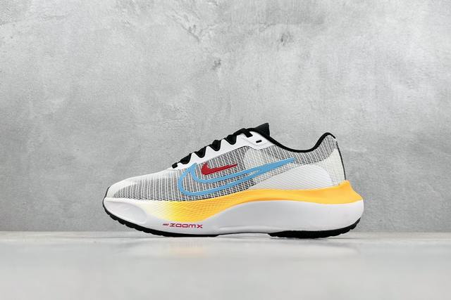 Yh版 Nk Zoom Fly 5 Prm 不可战胜系列轻量飞织低帮休闲运动慢跑鞋 此鞋专为短跑运动员而生，是为 5 至 10 公里距离的赛事和训练打造。整体设