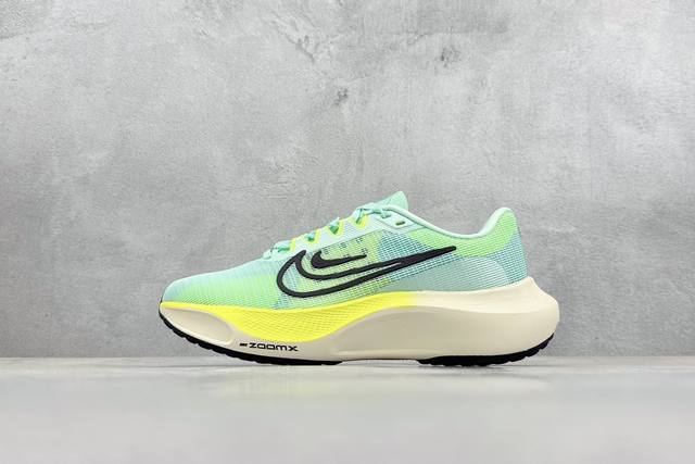 Yh版 Nk Zoom Fly 5 Prm 不可战胜系列轻量飞织低帮休闲运动慢跑鞋 此鞋专为短跑运动员而生，是为 5 至 10 公里距离的赛事和训练打造。整体设