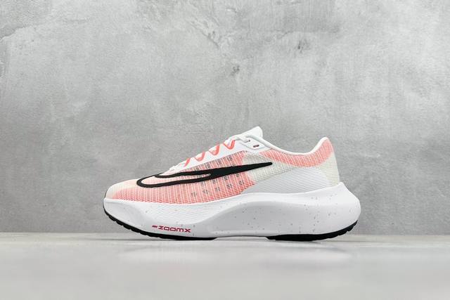 Yh版 Nk Zoom Fly 5 Prm 不可战胜系列轻量飞织低帮休闲运动慢跑鞋 此鞋专为短跑运动员而生，是为 5 至 10 公里距离的赛事和训练打造。整体设