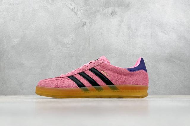 Vt版 Adlidas Originals Gazelle Indoor 粉黑 这款阿迪达斯运动鞋是 1979年 Gazelle Indoor 运动鞋的复兴，柔