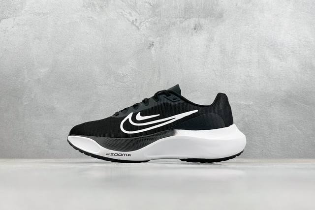 Yh版 Nk Zoom Fly 5 Prm 不可战胜系列轻量飞织低帮休闲运动慢跑鞋 此鞋专为短跑运动员而生，是为 5 至 10 公里距离的赛事和训练打造。整体设